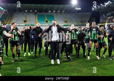 Brugge, Belgio. 17 marzo 2024. I giocatori di Cercle festeggiano dopo aver vinto una partita di calcio tra Cercle Brugge KSV e RWD Molenbeek, domenica 17 marzo 2024 a Brugge, l'ultimo giorno (30 su 30) della prima divisione della "Jupiler Pro League" del campionato belga. BELGA FOTO KURT DESPLENTER credito: Belga News Agency/Alamy Live News Foto Stock