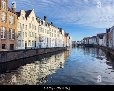 Splendido canale e case tradizionali nella città vecchia di Bruges, Bruges, Belgio. Foto di alta qualità Foto Stock