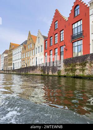 Splendido canale e case tradizionali nella città vecchia di Bruges, Bruges, Belgio. Foto di alta qualità Foto Stock