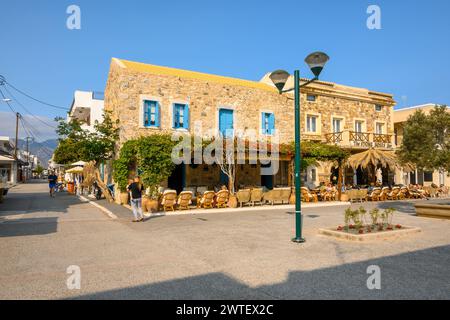 Kos, Grecia - 12 maggio 2023: La piazza principale della località di Kardamena sull'isola di Kos, Grecia Foto Stock