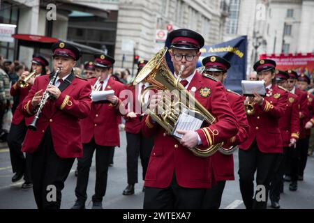 Londra, Regno Unito. 17 marzo 2024. Migliaia di persone si sono riunite nel centro di Londra per l'annuale St. Parata del giorno di Patrick. Crediti: Kiki Streitberger/Alamy Live News Foto Stock