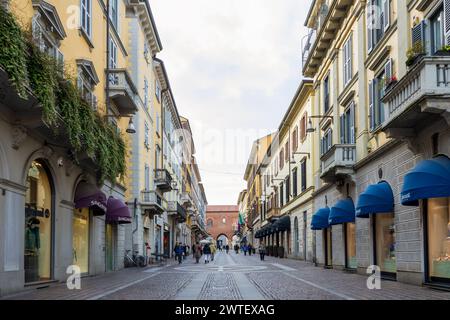 Monza, Italia - 28 febbraio 2024: Edifici storici nel centro di Monza lungo via Vittorio Emanuele II Foto Stock