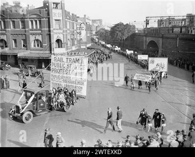 Fotografia vintage australiana. I sindacati ferroviari, tram e servizi pubblici protestano contro la legge sulla riduzione del servizio pubblico da parte della Federal Arbitration Court, Sydney Australia. 1934. Credito: Sam Hood. Foto Stock