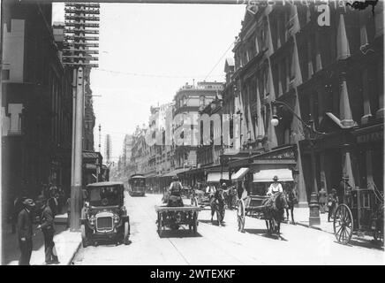 Fotografia vintage australiana. Vista di Pitt Street, guardando a sud da Rowe Street, con il tram che attraversa King Street. Sydney, Australia. 1913. Credito: Sam Hood. Foto Stock