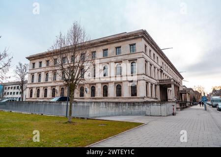 Monaco di Baviera, Germania - 23 dicembre 2021: Il Führerbau è un edificio storicamente significativo a Maxvorstadt, che attualmente ospita l'Università di musica e per Foto Stock