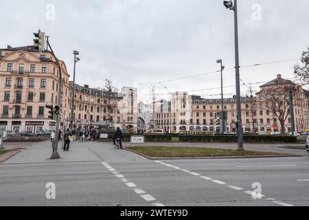 Monaco di Baviera, Germania - 23 dicembre 2021: Gli edifici del Karlsplatz nella zona Statchus di Monaco, capitale della Baviera, Germania. Foto Stock