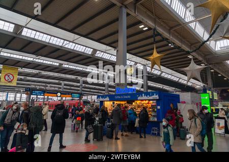 Monaco di Baviera, Germania - 25 dicembre 2021: La stazione centrale di Monaco è la stazione ferroviaria principale della città di Monaco. Vista interna da Foto Stock