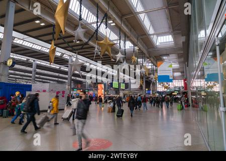 Monaco di Baviera, Germania - 25 dicembre 2021: La stazione centrale di Monaco è la stazione ferroviaria principale della città di Monaco. Vista interna da Foto Stock