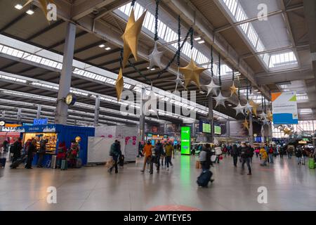 Monaco di Baviera, Germania - 25 dicembre 2021: La stazione centrale di Monaco è la stazione ferroviaria principale della città di Monaco. Vista interna da Foto Stock