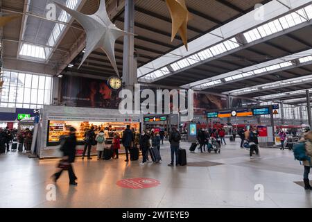 Monaco di Baviera, Germania - 25 dicembre 2021: La stazione centrale di Monaco è la stazione ferroviaria principale della città di Monaco. Vista interna da Foto Stock