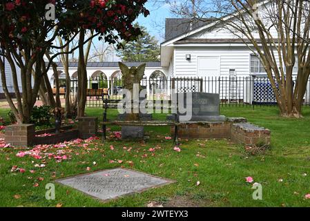 Il cimitero storico dietro la chiesa episcopale della Santissima Trinità, fondata nel 1848, nella campagna di Hertford, Carolina del Nord. Foto Stock