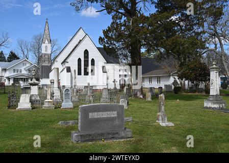 Il cimitero storico dietro la chiesa episcopale della Santissima Trinità, fondata nel 1848, nella campagna di Hertford, Carolina del Nord. Foto Stock