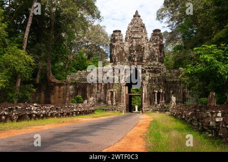 Porta della vittoria ad Angkor Thom vicino a Siem Reap in Cambogia nel sud-est asiatico Foto Stock