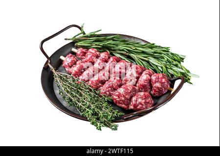 Kebab Urfa turco crudo decorato con erbe, spezie e forchetta di carne. Isolato su sfondo bianco. Vista dall'alto Foto Stock