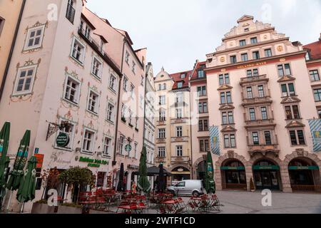 Monaco, Germania - 24 dicembre 2021: Posti esterni di ristoranti e caffè nelle strade centrali di Monaco, Baviera, Germania. Foto Stock