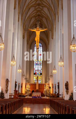 Monaco di Baviera, Germania - DEC 26, 2021: Vista interna della Frauenkirche, la cattedrale di nostra Signora a Monaco di Baviera, Germania. La struttura è la più iconica Foto Stock