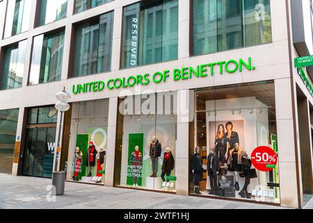 Monaco di Baviera, Germania - 24 dicembre 2021: L'ingresso e la facciata anteriore della filiale United Colors of Benetton a Monaco, Germania. Foto Stock