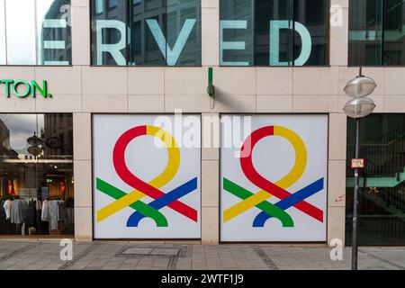 Monaco di Baviera, Germania - 24 dicembre 2021: L'ingresso e la facciata anteriore della filiale United Colors of Benetton a Monaco, Germania. Foto Stock