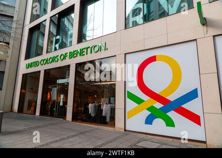 Monaco di Baviera, Germania - 24 dicembre 2021: L'ingresso e la facciata anteriore della filiale United Colors of Benetton a Monaco, Germania. Foto Stock