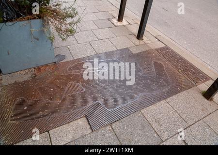 Monaco di Baviera, Germania - 24 dicembre 2021: Monumento a Kurt Eisner, il socialista bavarese e giornalista che ha organizzato la Rivoluzione di novembre. Foto Stock