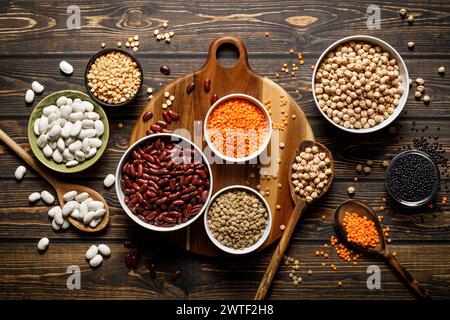 Vari tipi di legumi, fagioli, lenticchie, ceci e piselli, vista dall'alto Foto Stock