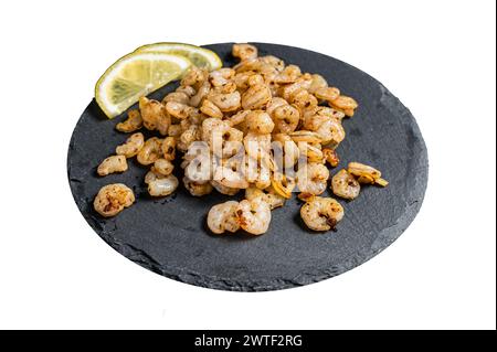 Gamberetti pelati arrostiti con aglio e olio d'oliva, gamberetti da cocktail. Isolato su sfondo bianco. Vista dall'alto. Foto Stock