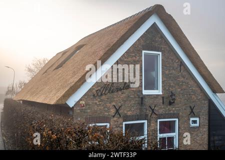 Edifici in mattinata nebbiosa a marginale di Dordrecht Paesi Bassi 03 05 2024 Foto Stock