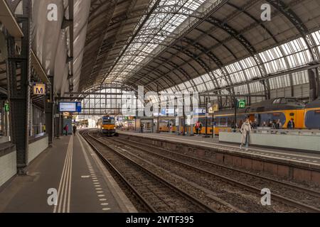 Treno veloce da Berlino Germania in arrivo alla stazione centrale di Amsterdam Paesi Bassi 03 06 2024 Foto Stock