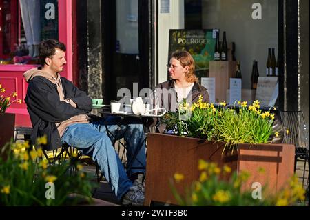 Meteo nel Regno Unito. Persone che amano il sole all'aperto. Crediti fotografici: Robert Timoney/Alamy Live News Foto Stock