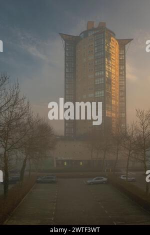 Grandi edifici moderni di mattina vicino alla fermata della ferrovia nebbiosa a Dordrecht Stadspolders Paesi Bassi 03 06 2024 Foto Stock