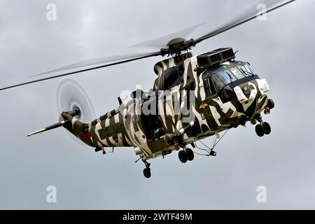 Yeovilton, Somerset, Regno Unito - 10 luglio 2009: A Royal Navy, Fleet Air Arm Westland Sea King HC4 ZF115 (R) al RNAS Yeovilton International Air Day 2009 Foto Stock