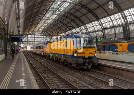 Treno veloce da Berlino Germania in arrivo alla stazione centrale di Amsterdam Paesi Bassi 03 06 2024 Foto Stock