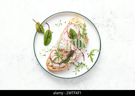 Panini a base di ravanelli con formaggio fresco e foglie verdi fresche, vista dall'alto verso il basso Foto Stock