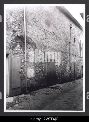 Lazio Latina Minturno S. Pietro. Hutzel, Max 1960-1990 Medieval: Architettura, scultura architettonica, scultura, pulpito con decorazioni in marmo e mosaico, candelabro pasquale. Questa chiesa fu costruita a metà dell'XI secolo, con aggiunte nel XIII-XIV secolo, e modifiche all'interno nel XVII secolo. Una serie di gradini conduce ad un portico, sopra il quale sorge il campanile. L'interno della chiesa è a volta con volte inguinali, ora decorato con cassettiere e decorazioni in stucco. Vicino all'altare si trovano il candelabro pasquale (1264) e il pulpito (1260), Foto Stock