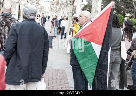 Dimostrazione a sostegno della Palestina. Sacchi di farina e vernice rossa vengono gettati a terra protestando contro la mancanza di cibo per la popolazione civile. Foto Stock