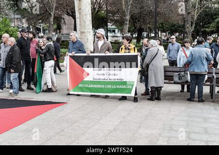 Dimostrazione a sostegno della Palestina. Sacchi di farina e vernice rossa vengono gettati a terra protestando contro la mancanza di cibo per la popolazione civile. Foto Stock