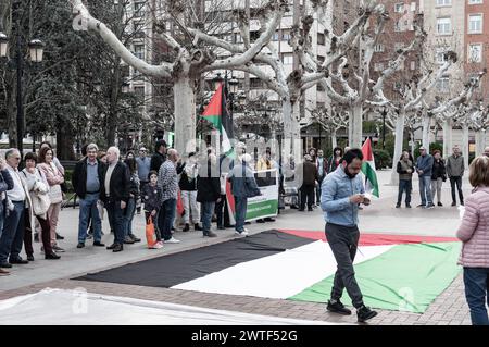 Dimostrazione a sostegno della Palestina. Sacchi di farina e vernice rossa vengono gettati a terra protestando contro la mancanza di cibo per la popolazione civile. Foto Stock