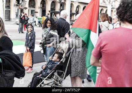 Dimostrazione a sostegno della Palestina. Sacchi di farina e vernice rossa vengono gettati a terra protestando contro la mancanza di cibo per la popolazione civile. Foto Stock