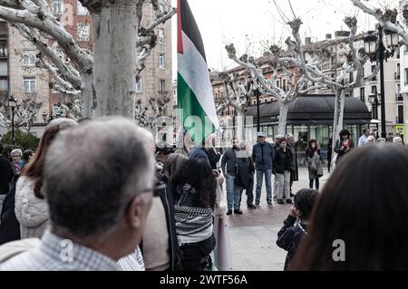 Dimostrazione a sostegno della Palestina. Sacchi di farina e vernice rossa vengono gettati a terra protestando contro la mancanza di cibo per la popolazione civile. Foto Stock