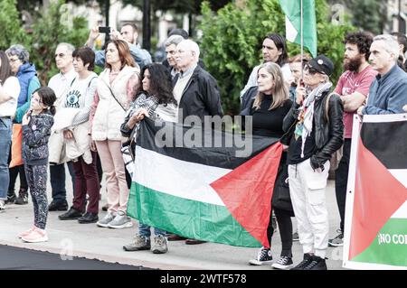 Dimostrazione a sostegno della Palestina. Sacchi di farina e vernice rossa vengono gettati a terra protestando contro la mancanza di cibo per la popolazione civile. Foto Stock