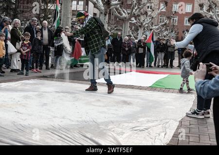 Dimostrazione a sostegno della Palestina. Sacchi di farina e vernice rossa vengono gettati a terra protestando contro la mancanza di cibo per la popolazione civile. Foto Stock