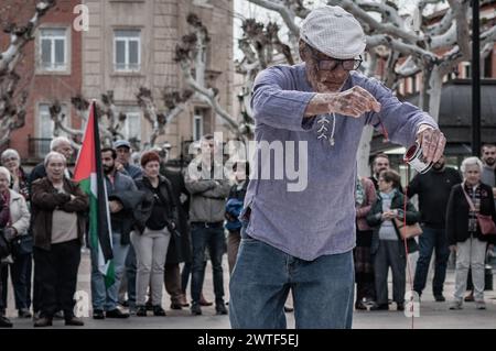 Dimostrazione a sostegno della Palestina. Sacchi di farina e vernice rossa vengono gettati a terra protestando contro la mancanza di cibo per la popolazione civile. Foto Stock