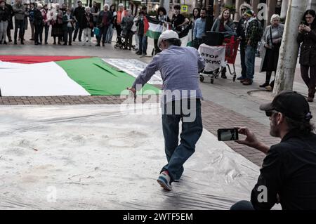 Dimostrazione a sostegno della Palestina. Sacchi di farina e vernice rossa vengono gettati a terra protestando contro la mancanza di cibo per la popolazione civile. Foto Stock