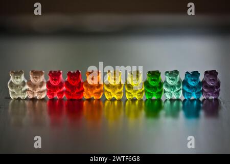 Orsi gommosi allineati in fila per colore Foto Stock
