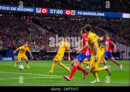 Madrid, Madrid, Spagna. 17 marzo 2024. Robert Lewandowski dell'FC Barcelona ha visto calciare l'assist di Joao Felix del FC Barcelona durante la partita di calcio della Liga EA Sports 2023/24 tra Atletico Madrid e FC Barcelona allo stadio Civitas Metropolitano di Madrid, Spagna. (Credit Image: © Alberto Gardin/ZUMA Press Wire) SOLO PER USO EDITORIALE! Non per USO commerciale! Foto Stock