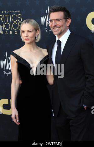 14 gennaio 2024, Santa Monica, CA, USA: LOS ANGELES - 14 GENNAIO: Carey Mulligan, Bradley Cooper al 29° Annual Critics Choice Awards - arrivi al Barker Hanger il 14 gennaio 2024 a Santa Monica, CA. (Credit Image: © Kay Blake/ZUMA Press Wire) SOLO PER USO EDITORIALE! Non per USO commerciale! Foto Stock