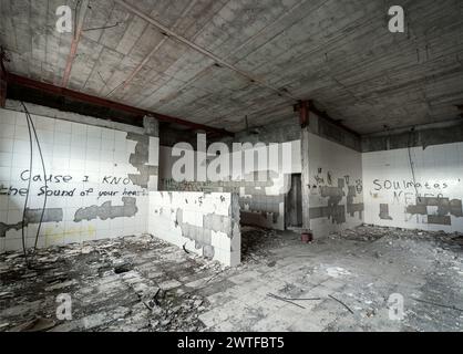 Interno del bagno in un hotel abbandonato Foto Stock