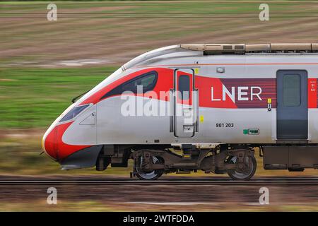 Treno LNER Azuma che passa per Colton Junction vicino a York, North Yorkshire, Regno Unito Foto Stock