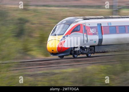 Treno LNER Azuma che passa per Colton Junction vicino a York, North Yorkshire, Regno Unito Foto Stock