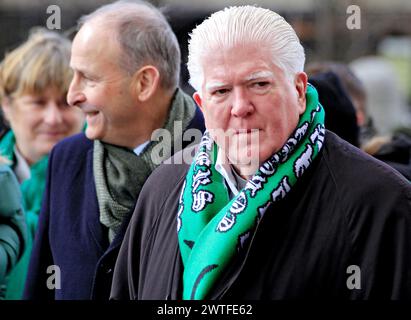 Toronto, Canada. 17 marzo 2024. Brian Burke, a destra, l'attuale Executive Director della Professional Women's Hockey League Players Association ed ex General Manager di quattro squadre di hockey della NHL, sta percorrendo il percorso della parata come Grand Marshall durante il St Patrick's Day Parade nel centro di Toronto, Canada, il 17 marzo 2024. (Foto di Mike Campbell/NurPhoto) credito: NurPhoto SRL/Alamy Live News Foto Stock